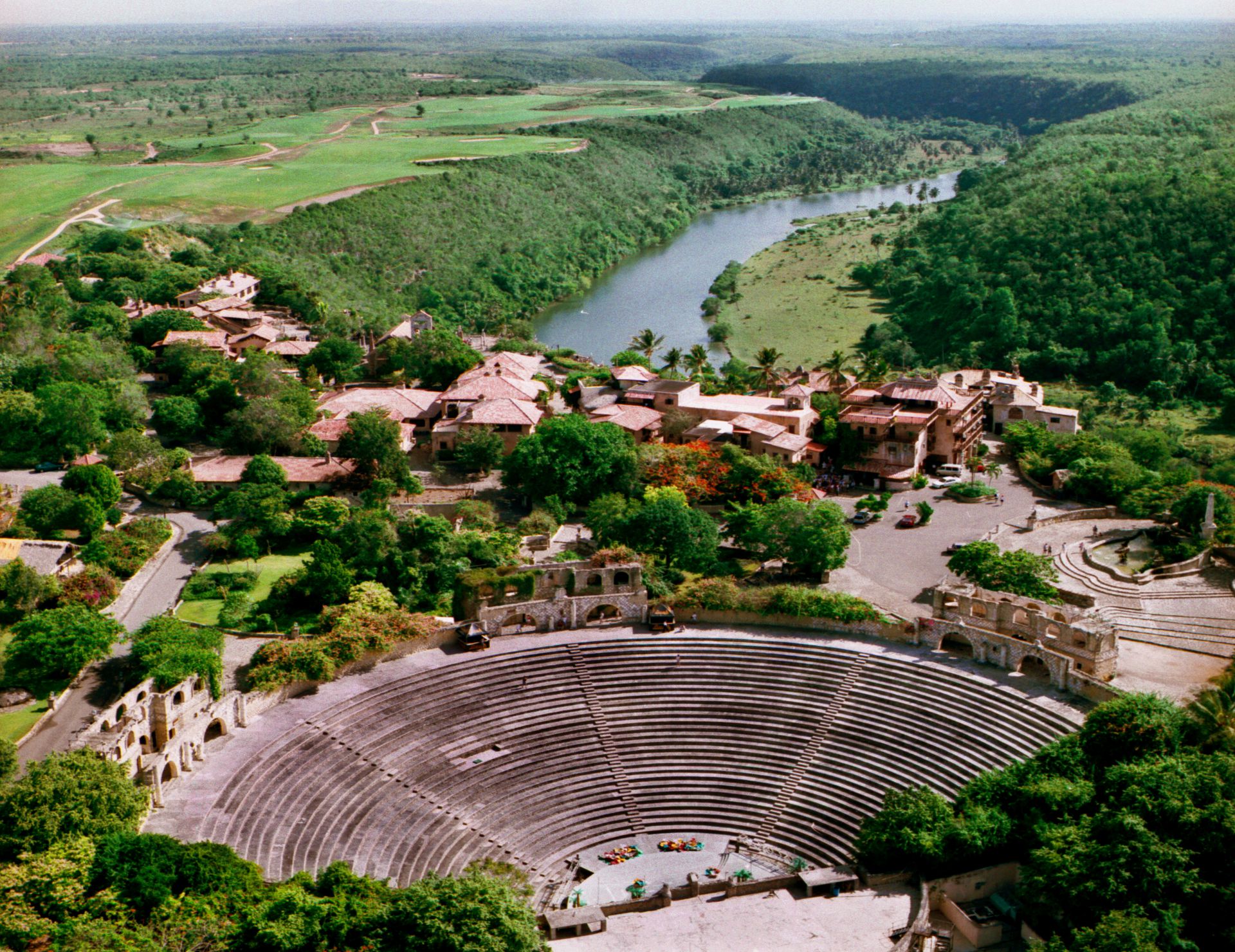 altos-de-chavon-amphitheater